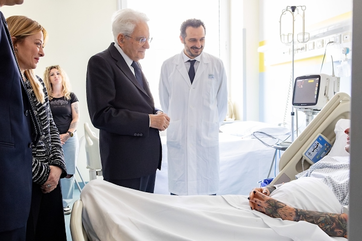 Le foto di Mattarella e Meloni in visita ai feriti di Modena