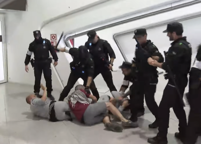 Quattro persone sono state arrestate all’aeroporto di Bilbao dopo uno scontro con la polizia al rientro di alcuni attivisti della Global Sumud Flotilla