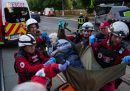 Alcuni volontari della Croce Rossa trasportano una donna ferita in un'ambulanza dopo un bombardamento a Kiev, il 24 maggio (AP Photo/Evgeniy Maloletka)