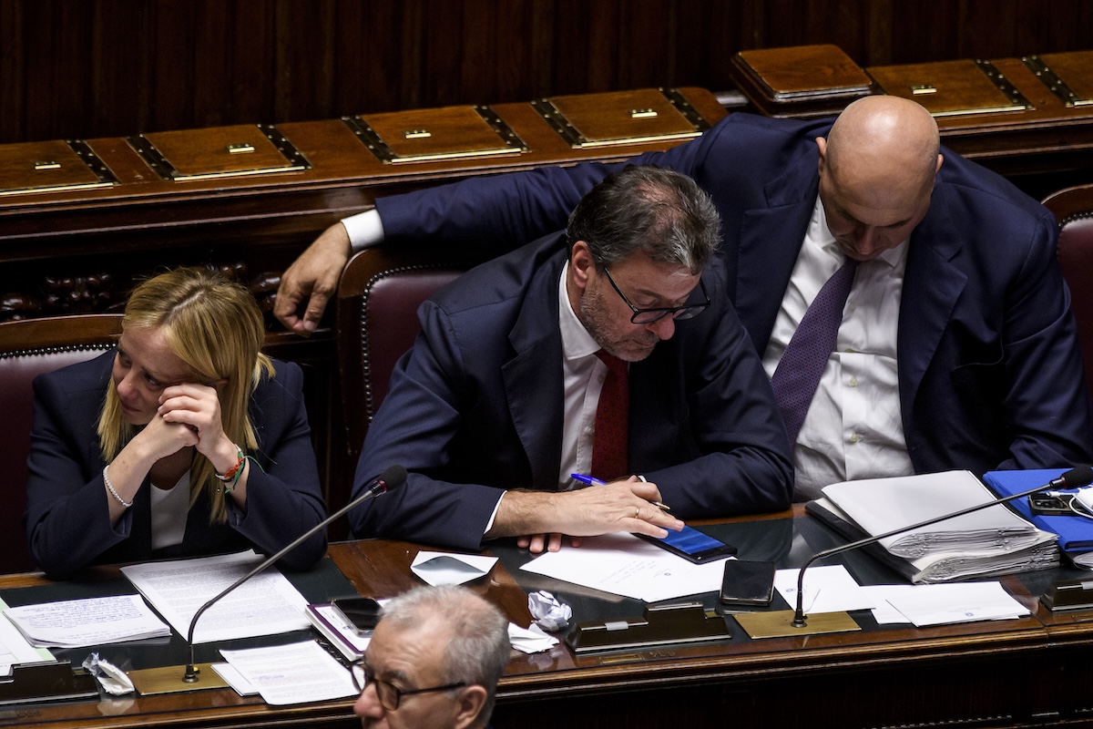 Perché Meloni, Giorgetti e Crosetto litigano sulle spese militari