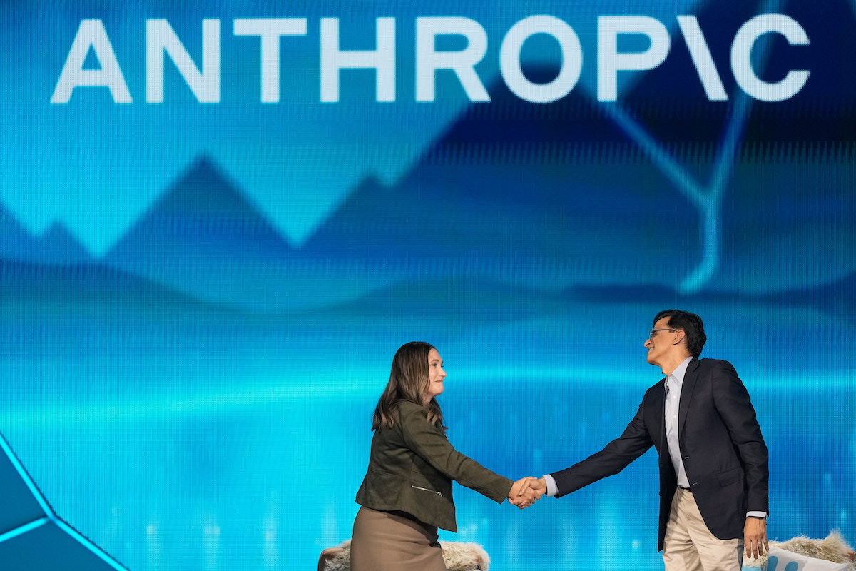 Daniela Amodei, presidente e cofondatrice di Anthropic, stringe la mano al CEO di Snowflake Sridhar Ramaswamy, giugno 2026, San Francisco (AP Photo/Jeff Chiu)
