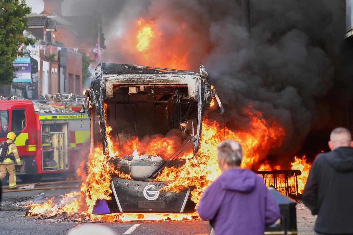 Le violente proteste anti-immigrazione a Belfast 