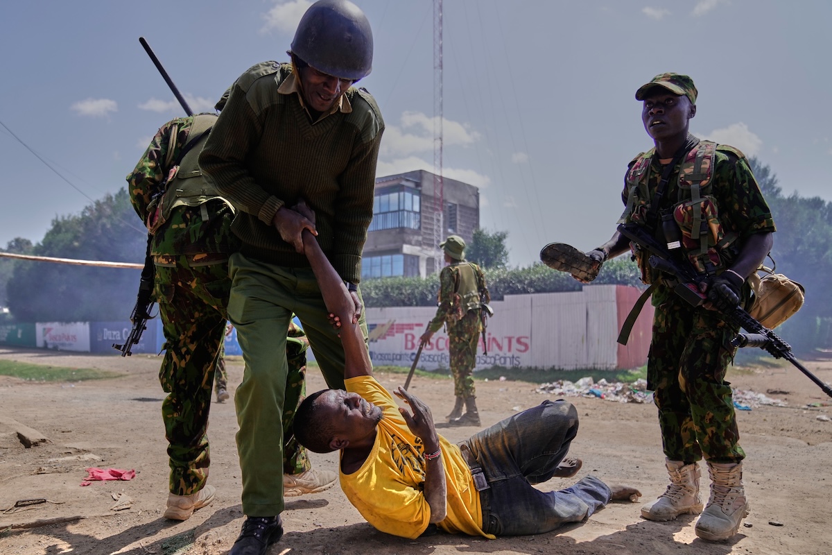 Le proteste in Kenya contro il centro di isolamento statunitense per l’ebola
