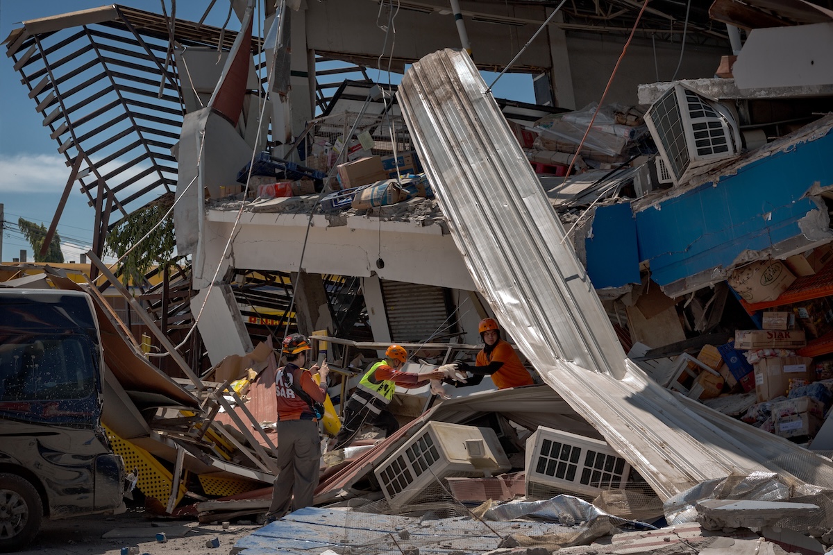 I soccorsi per il terremoto di lunedì nelle Filippine vanno a rilento