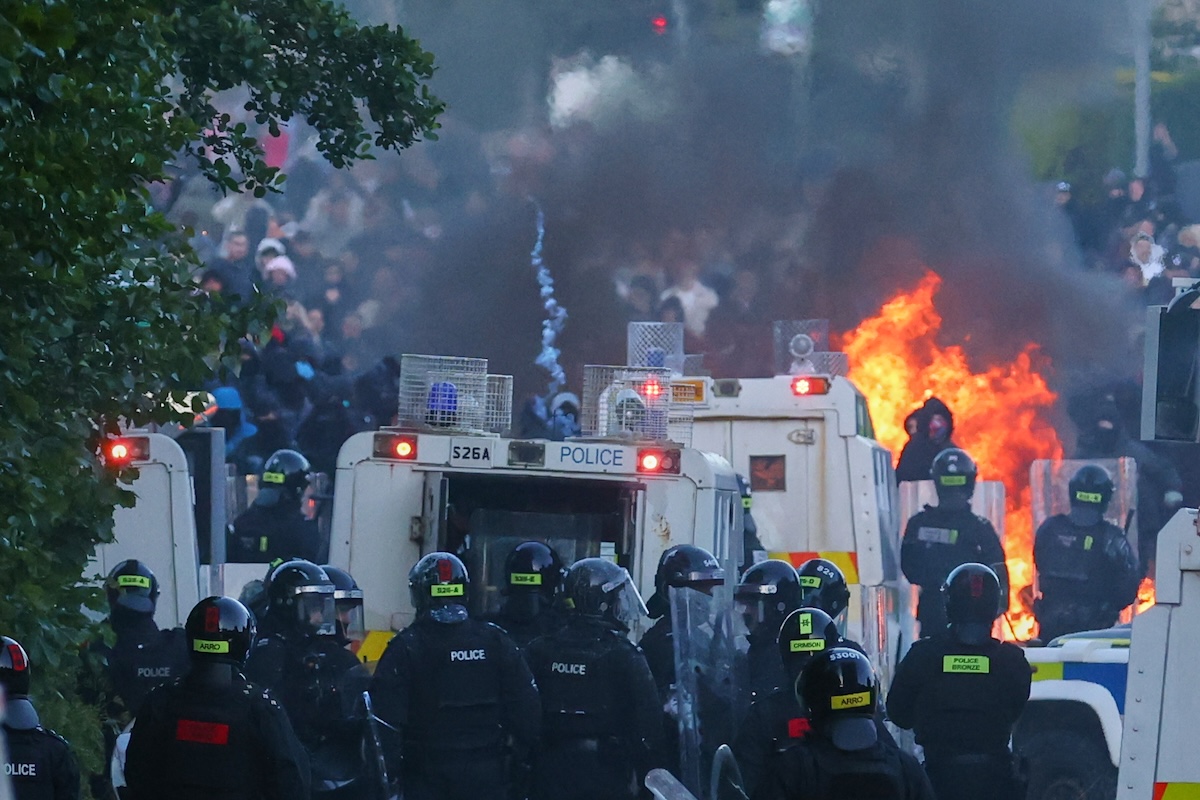 Le violente proteste anti-immigrazione a Belfast 
