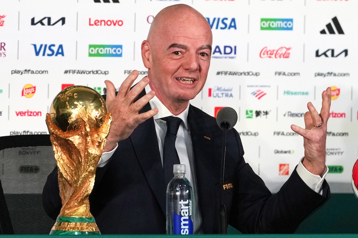 Il presidente della FIFA ha preso in giro l’Italia perché non riesce più a qualificarsi ai Mondiali