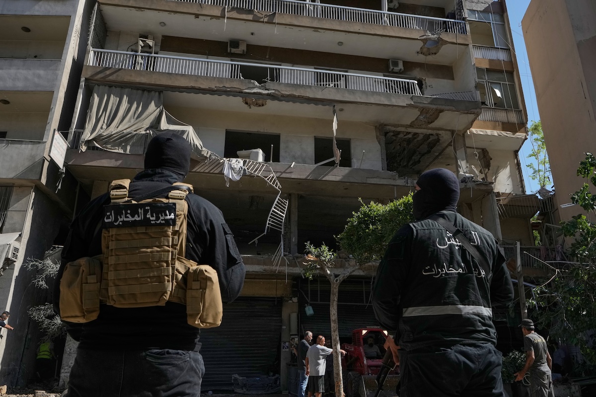Un edificio danneggiato dal bombardamento israeliano su Dahieh, nel sud di Beirut (Libano), il 14 giugno 2026 (AP Photo/Bilal Hussein)