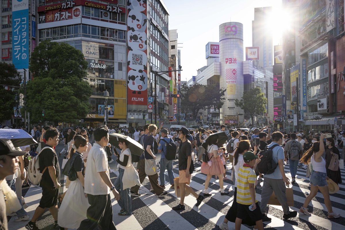 Nel quartiere più turistico di Tokyo si aggira la “polizia dei rifiuti”