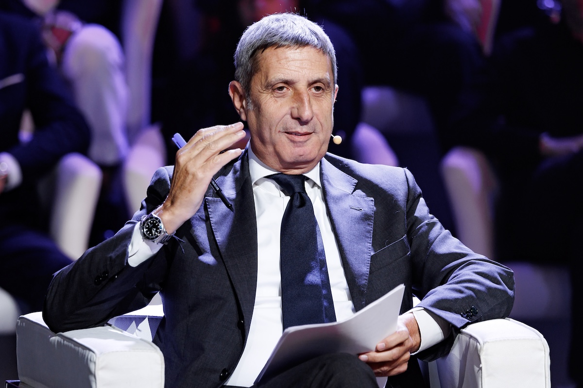 Il direttore del Tg1 non ha paura di apparire vicino al governo