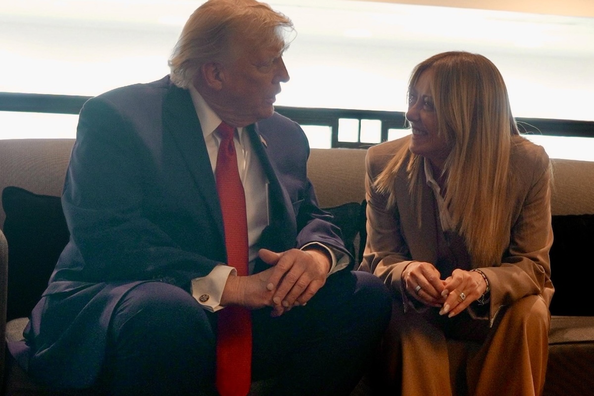 Chi c’è dietro la foto che ha fatto litigare Meloni e Trump