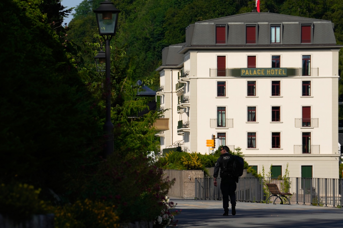 L’hotel dei negoziati tra Iran e Stati Uniti ha dentro molte altre storie