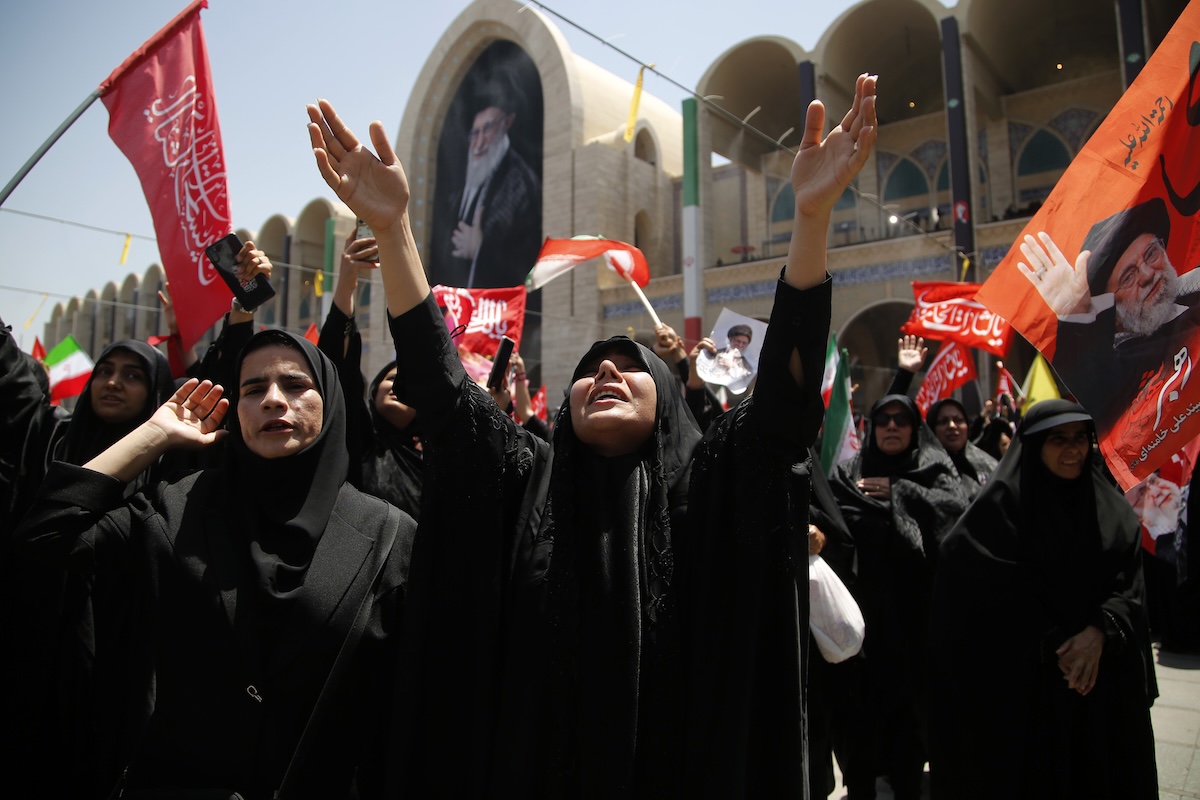 Al funerale di Khamenei ci sono tante persone, ma quante?
