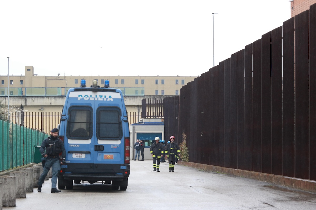 Le carceri toscane sono così piene che i detenuti dovranno dormire per terra