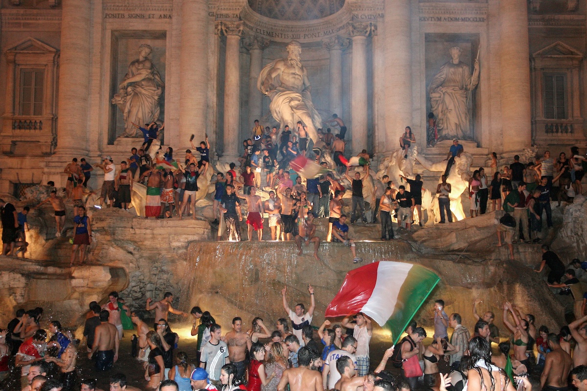 I festeggiamenti nella Fontana di Trevi, Roma, 9 luglio 2006 (Stefano Dal Pozzolo/Contrasto)