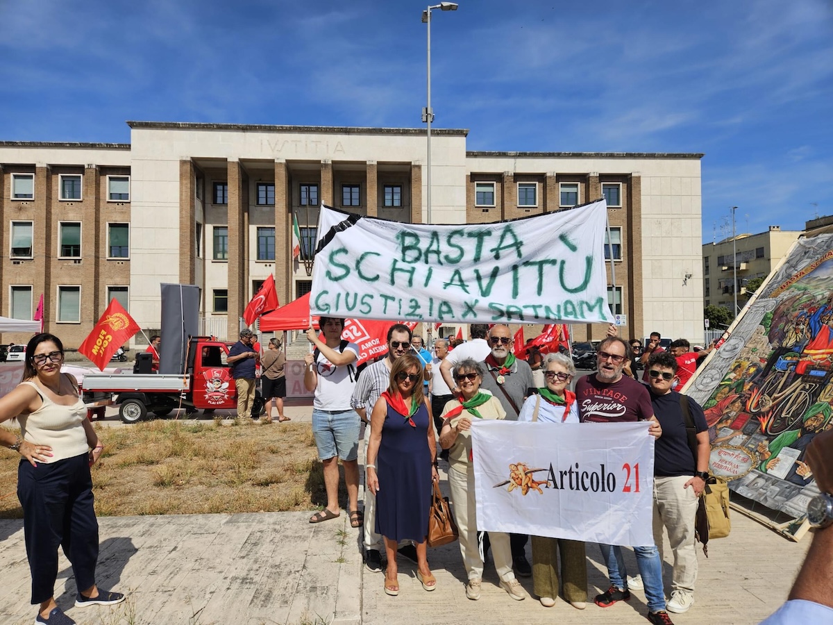 Il presidio davanti al tribunale di Latina in attesa della sentenza di primo grado nel processo per la morte di Satnam Singh, 8 luglio 2026 (Ansa/Fabrizio Scarfò)