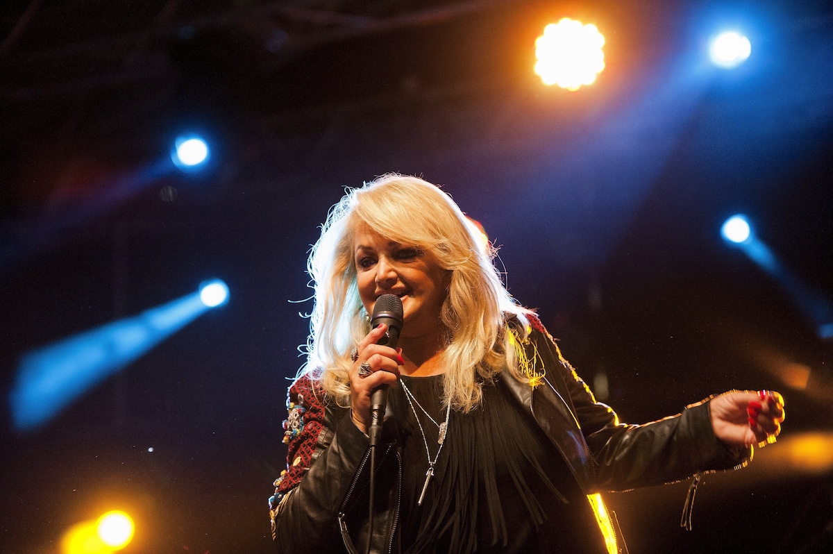 Bonnie Tyler durante un concerto a Debrecen, in Ungheria, nel 2016 (Zsolt Czegledi/MTI via AP)