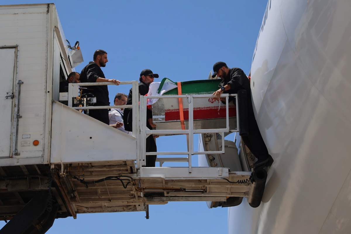 L'arrivo della bara dell'ex Guida Suprema Ali Khamenei a Mashhad, il 9 luglio 2026 (Mohammad Hasan Salavati/Shahraranews via AP)