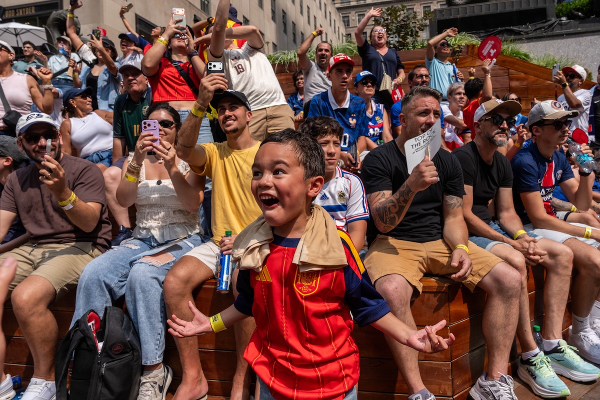 Un bambino di 5 anni esulta per il primo gol della Spagna davanti a un maxischermo montato fuori dal Rockefeller Center a New York. Con la vittoria per 2-0 di martedì, la Spagna ha eliminato la Francia dai Mondiali, e in finale giocherà contro la vincente tra Argentina e Inghilterra. (AP Photo/Adam Gray)