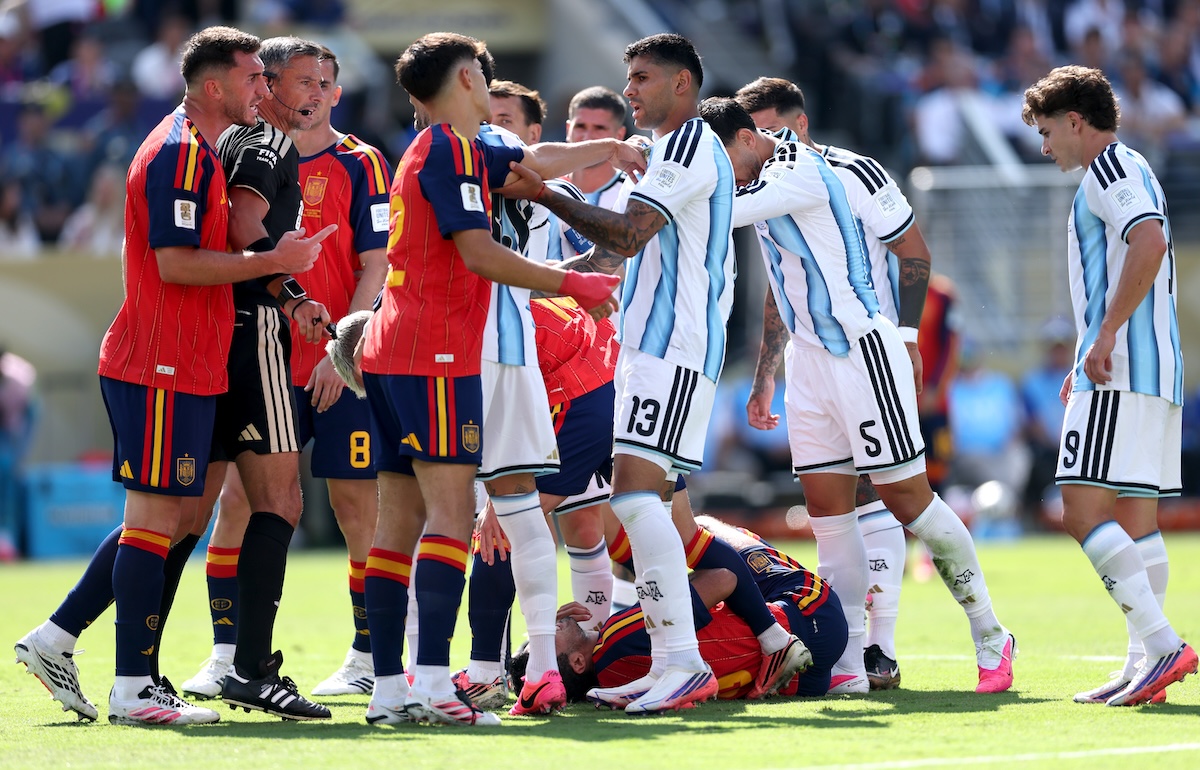 L’enorme caos dopo il fischio finale dei Mondiali di calcio, fotogramma per fotogramma