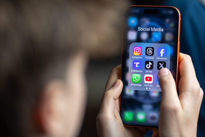 La Francia vieterà alcuni social media ai minori di 15 anni
