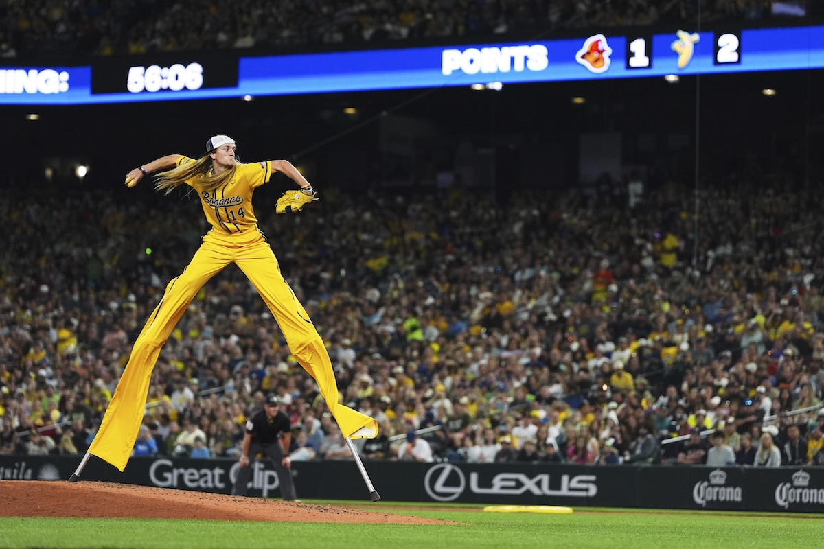 Il baseball con i trampolini e la palla infuocata
