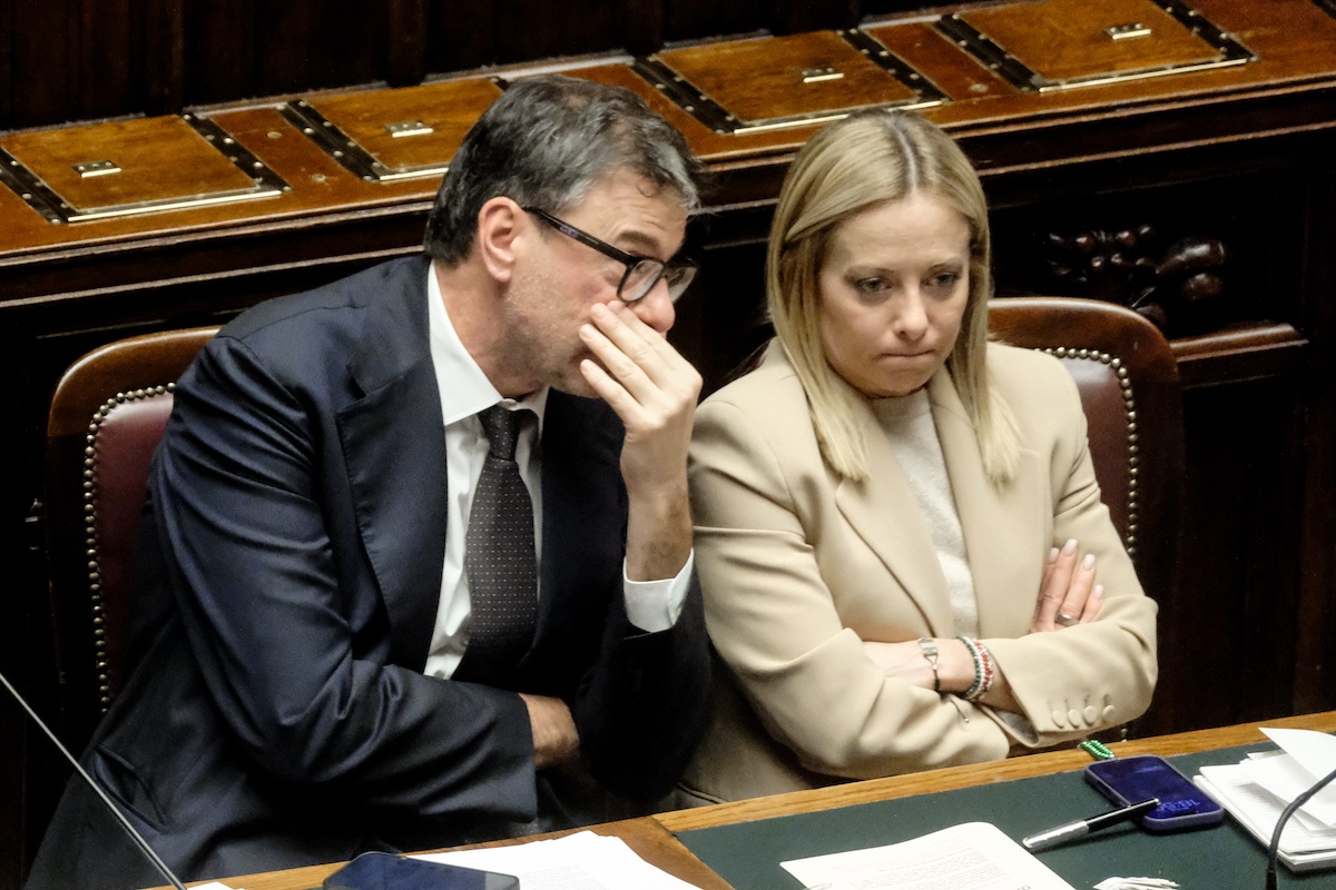 Il governo sta di nuovo pensando di ridurre le accise sui carburanti