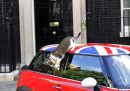 Larry sul tetto di una Mini Cooper S parcheggiata a Downing Street per un evento promozionale, nel giugno 2011
