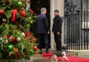 Starmer e il presidente ucraino Volodymyr Zelensky si fermano a guardare Larry prima di entrare a una riunione del dicembre del 2025