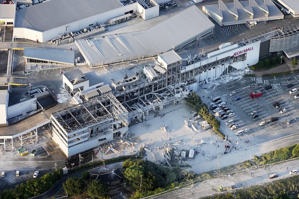 Il centro commerciale danneggiato a seguito del terremoto a Kumamoto, Giappone, 28 luglio 2026 (Kyodo News/AP)