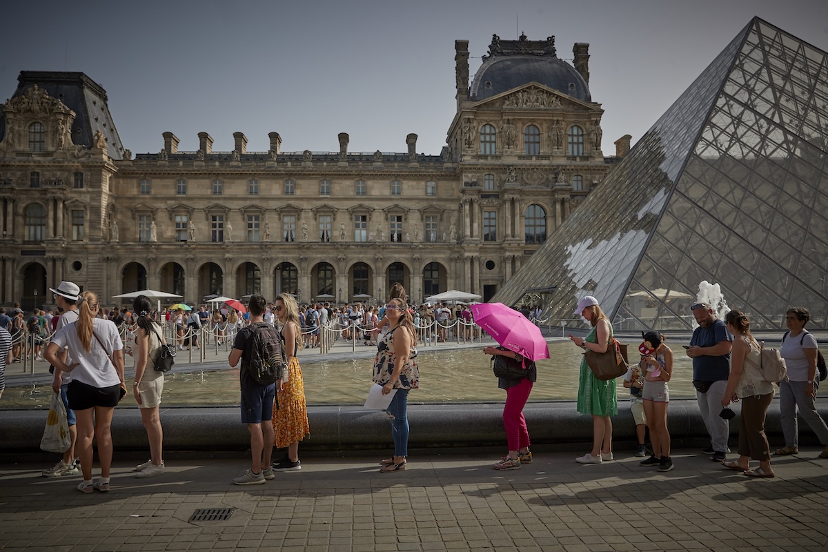 La fila dei turisti fuori dal museo del Louvre, a Parigi (Foto Kiran Ridley/Getty Images)