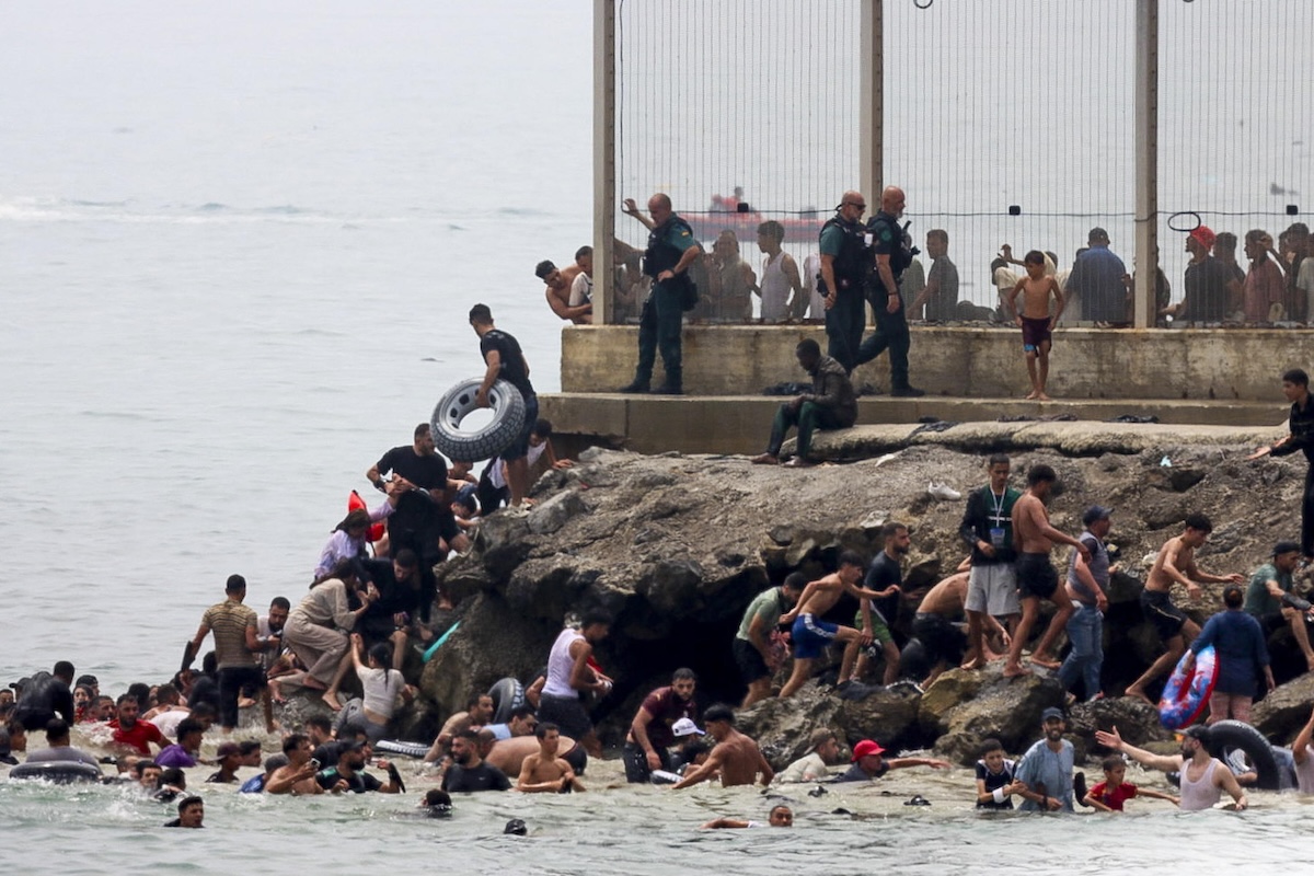 Migliaia di persone sono entrate nell’exclave spagnola di Ceuta partendo dal Marocco