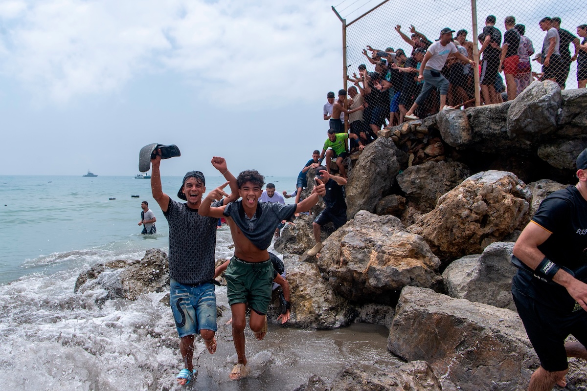 Migliaia di persone sono entrate nell’exclave spagnola di Ceuta partendo dal Marocco