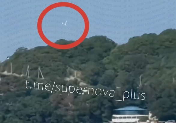 Sette persone sono state uccise in una località balneare russa a causa dell’esplosione di un drone