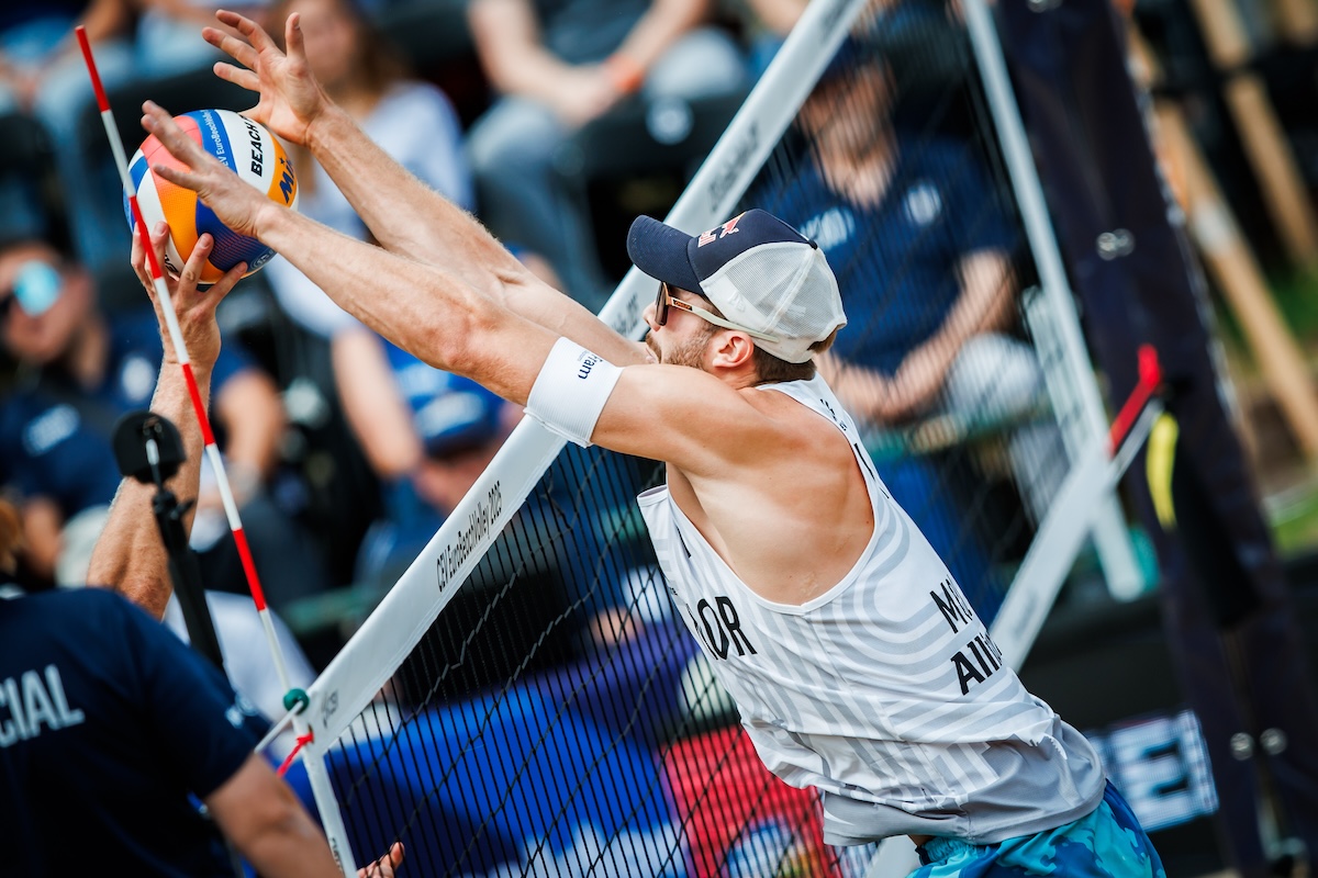 Un fortissimo giocatore di beach volley in una squadra forte di pallavolo