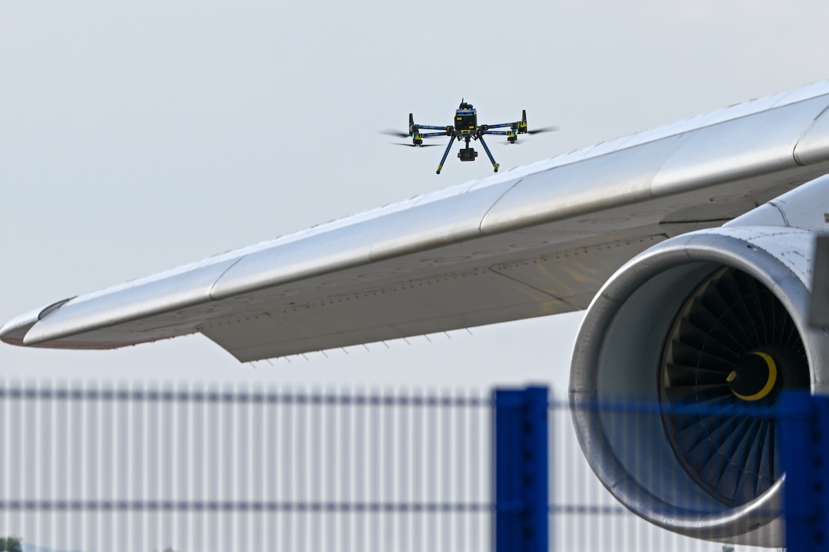 Un drone della polizia durante un controllo all'aeroporto di Lipsia/Halle a Schkeuditz, Germania, 5 agosto 2026 (Hendrik Schmidt/dpa via AP)