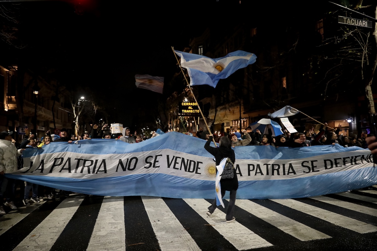 Milei voleva dare più terre agli stranieri in Argentina, ma gli è andata male