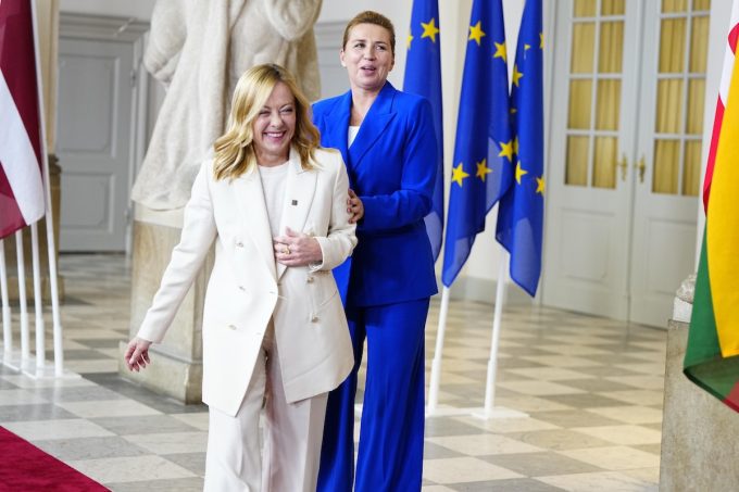 La strana amicizia tra Meloni e la prima ministra danese, socialdemocratica
