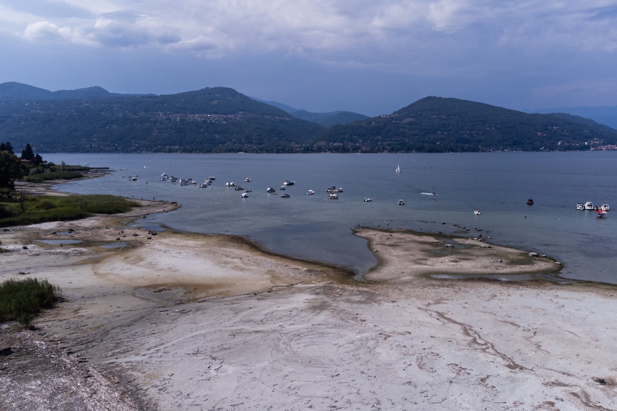 Il lago Maggiore in secca riempito dal lago di Lugano