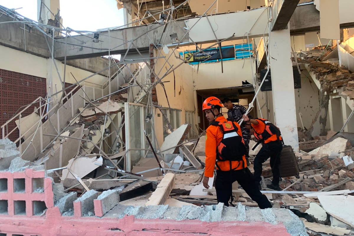 Un edificio distrutto dal terremoto in Indonesia