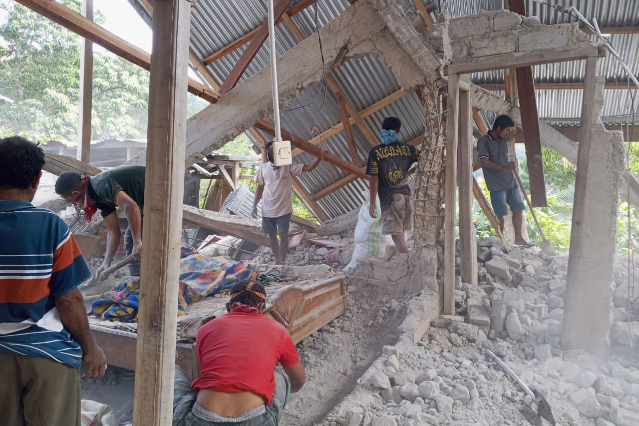 Decine di persone sono morte per un forte terremoto in Indonesia