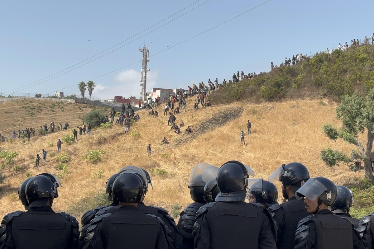 Il cordone delle forze di sicurezza marocchine a Fnideq, il 15 agosto