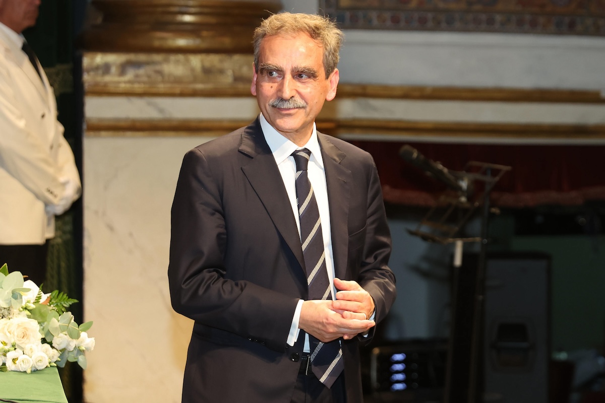 Luigi Lovaglio, amministratore delegato di MPS, durante la cerimonia del Premio Mangia 2026 nel teatro dei Rinnovati a Siena, 15 agosto 2026 (ANSA/FABIO DI PIETRO)