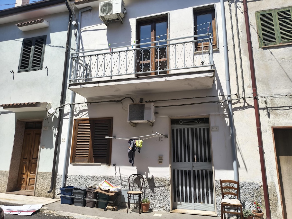 Cosa c’è nell’inchiesta sul caporalato nella piana di Sibari, in Calabria