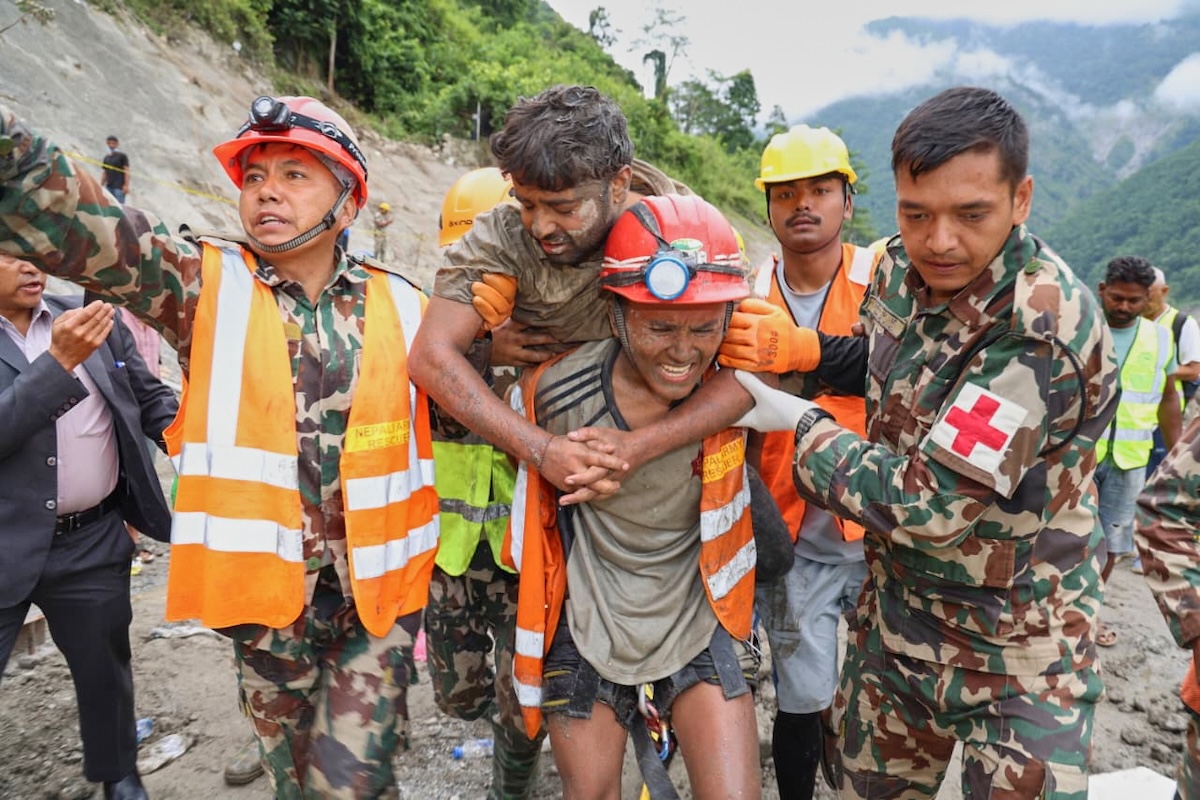 Due lavoratori sono stati estratti vivi da un tunnel in Nepal, nove giorni dopo l’esondazione