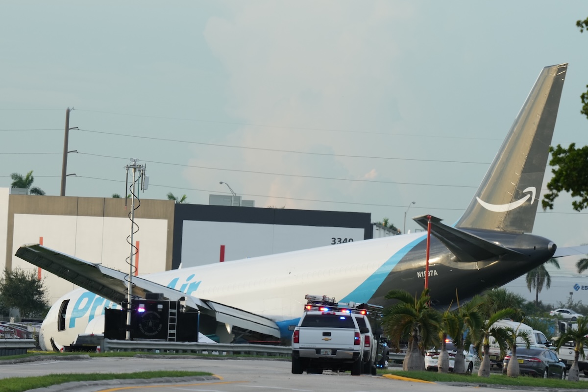 Un aereo cargo di Amazon è uscito di pista a Miami causando cinque morti