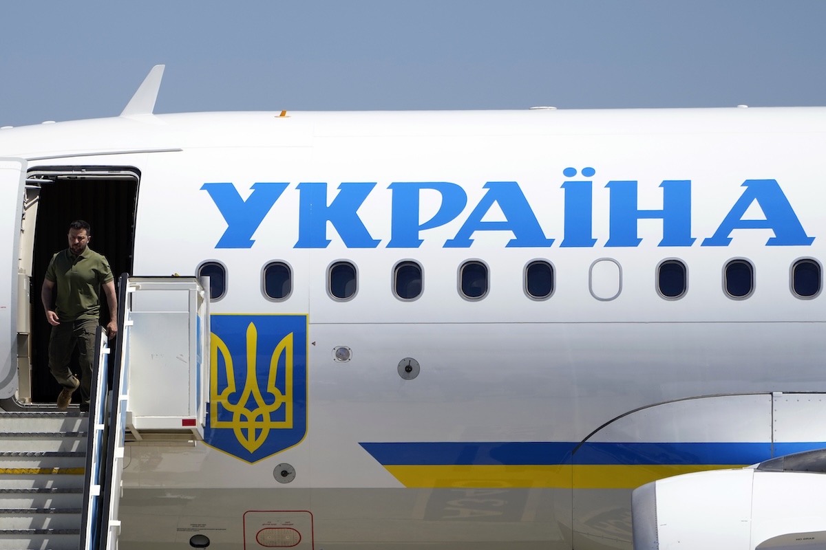 Cosa sappiamo del drone che avrebbe quasi colpito l’aereo di Zelensky in Moldavia