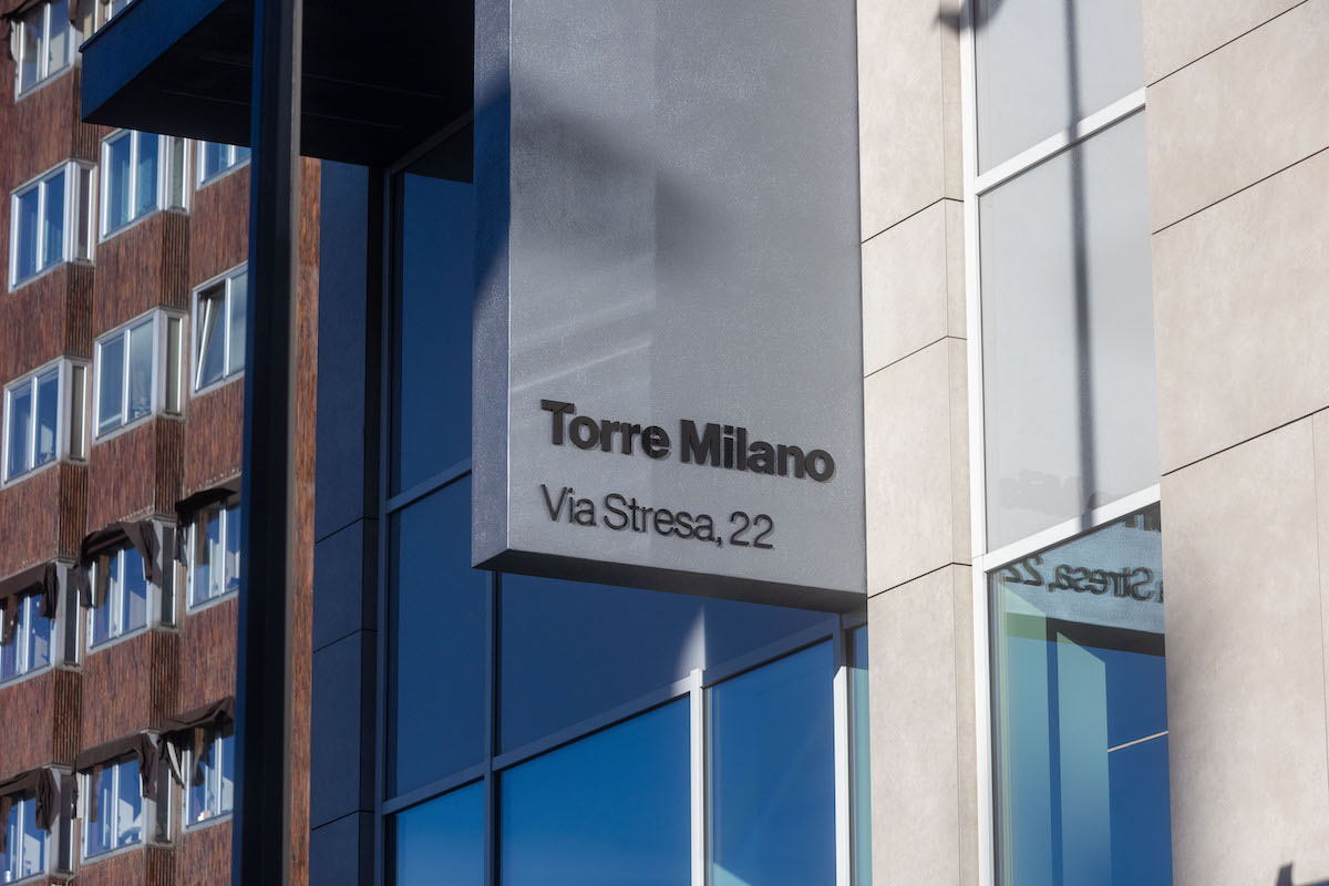 L'insegna dell'edificio al centro dell'inchiesta (Stefano Porta/LaPresse)