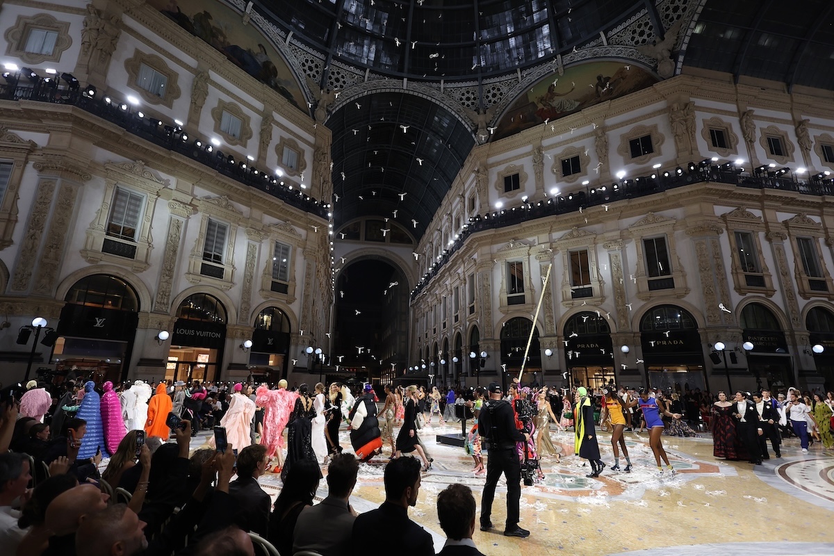 Foto e video della sfilata di Vogue in Galleria a Milano