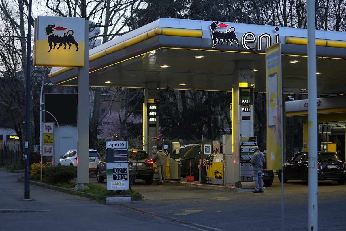 Eni metterà un limite al prezzo dei carburanti