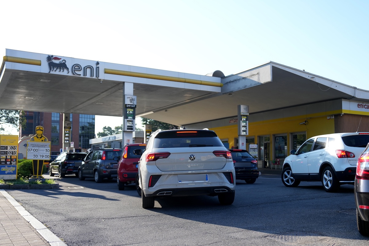 Cosa c’è dietro al limite al prezzo dei carburanti di Eni, IP e Q8